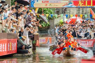 沪媒：今晚8点，黄浦江畔“城市之窗”将播放申花成立30周年视频